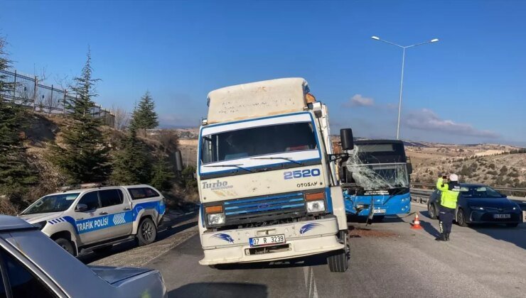 Burdur’da Trafik Kazası: Polis Memuru ve 5 Öğrenci Yaralı