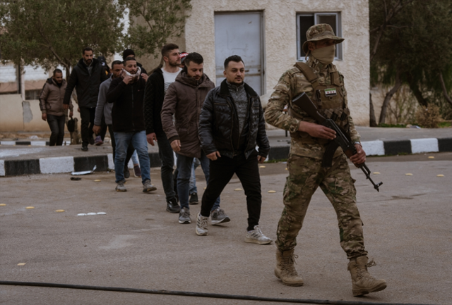 Suriye'de rejim unsurları silahlarını teslime ve yeni yönetime kayıt yaptırmaya devam ediyor